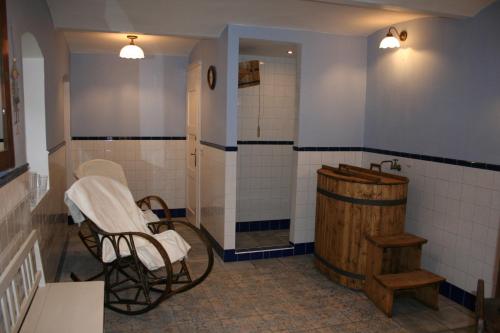 卡什佩尔斯凯霍里Pension GRANTL的带淋浴和木桶的浴室