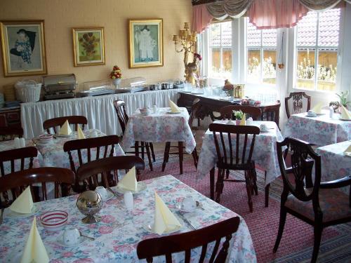巴姆施泰特巴尔姆斯特尔霍夫酒店的一间带桌椅的用餐室和一间带桌椅的角落间