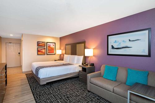 La Quinta Inn & Suites by Wyndham Las Vegas Nellis客房内的一张或多张床位