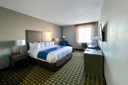 OwassoComfort Inn Owasso – Tulsa的一间设有大床和窗户的酒店客房