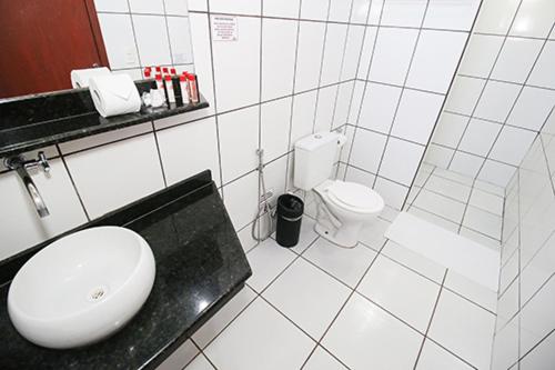 博尼图Hotel Pousada Bonsai的白色的浴室设有水槽和卫生间。