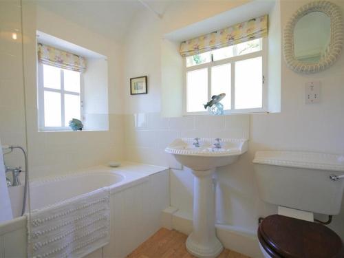 QueningtonMayfly Cottage的白色的浴室设有水槽、浴缸和卫生间。