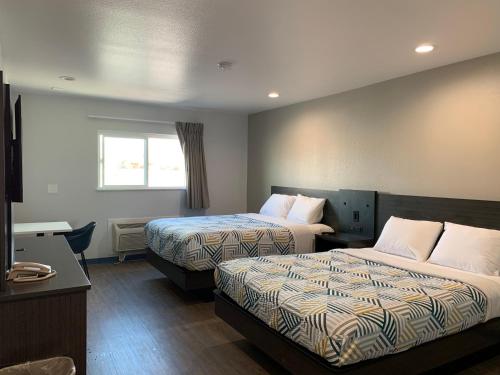 布尔海德市Motel 6 Bullhead City, Az - Laughlin的酒店客房设有两张床和窗户。