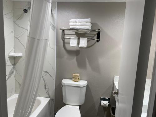 布尔海德市Motel 6 Bullhead City, Az - Laughlin的一间带卫生间、淋浴和毛巾的浴室