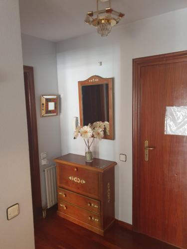 桑坦德Apartamento centro Santander的一间房间,里面装有花瓶,装有梳妆台