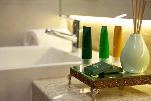 维多利亚维多利亚码头酒店的一间带水槽的浴室和一张带花瓶的桌子