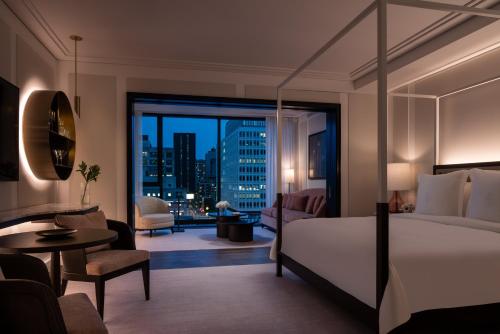 蒙特利尔Four Seasons Hotel Montreal的市景卧室 - 带1张床