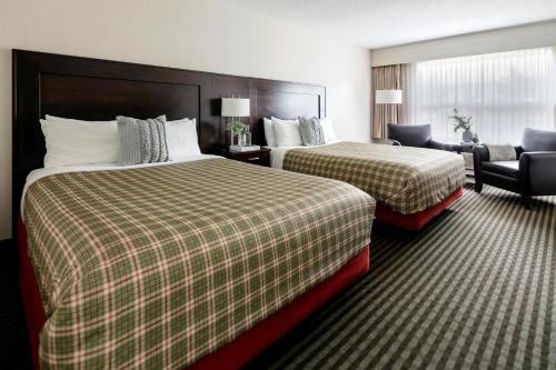 贾斯珀贾斯伯马默特旅舍的酒店客房,配有两张床和椅子