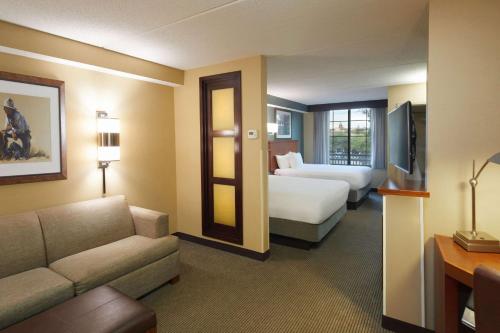 沃思堡沃斯堡凯悦嘉轩酒店的酒店客房,设有两张床和一张沙发