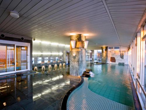 NishioMikawa Bay Hills Hotel的一座带游泳池的大楼内的大型游泳池