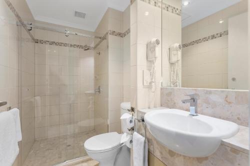 墨尔本凯隆套房酒店的一间带水槽、卫生间和淋浴的浴室