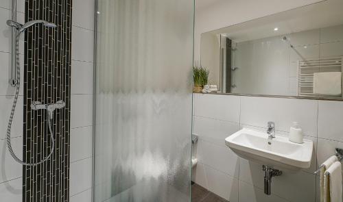 杜塞尔多夫克里斯马酒店的带淋浴和盥洗盆的浴室