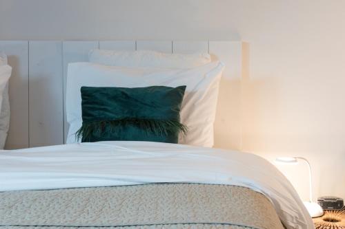 戈伊斯霍夫欧曼斯特恩公寓的床上的绿色枕头