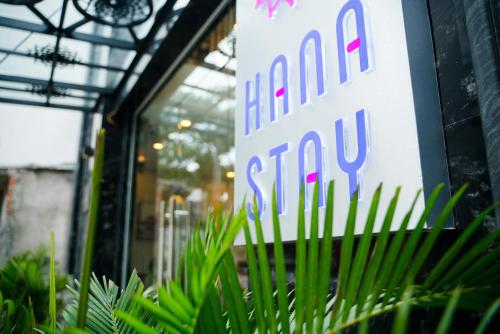 河内HANA Stay的前面有植物的商店前面的标志