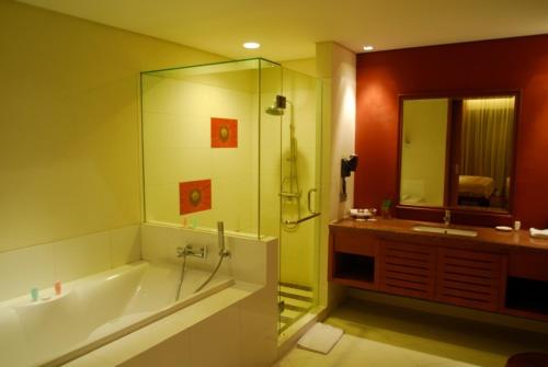 安汶纳特斯帕度假村及会议中心的带浴缸、淋浴和盥洗盆的浴室