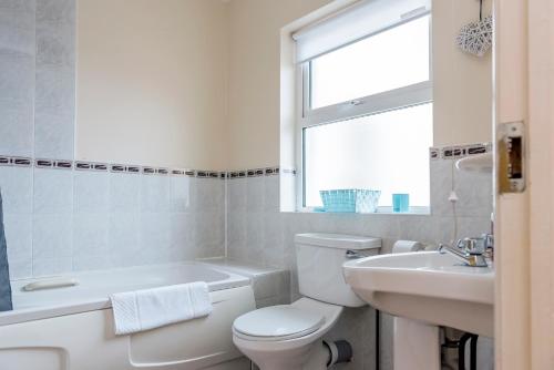 班多伦Ocean View - 2 Bedroom Townhouse的白色的浴室设有卫生间和水槽。