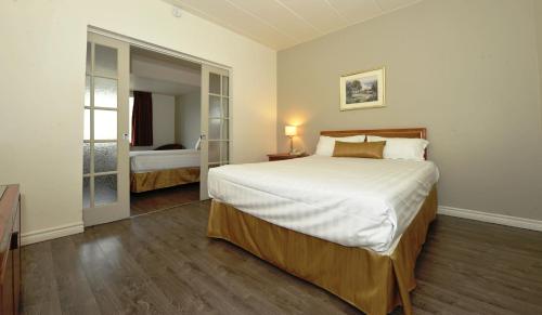 旅游酒店客房内的一张或多张床位