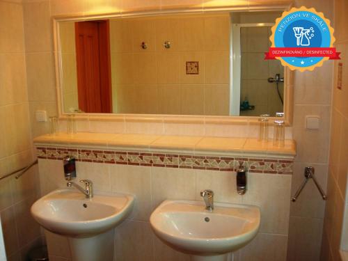 洛克特维斯卡尔公寓的浴室设有2个水槽和镜子