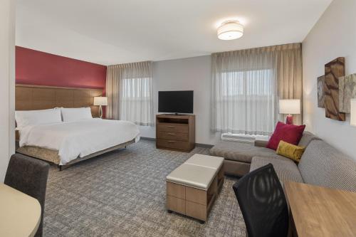 佛罗伦萨Staybridge Suites - Florence Center, an IHG Hotel的大型酒店客房,配有床和沙发