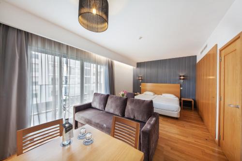 法蒂玛力士法蒂玛公园 - 酒店，套房及公寓的酒店客房设有一张沙发和一张床