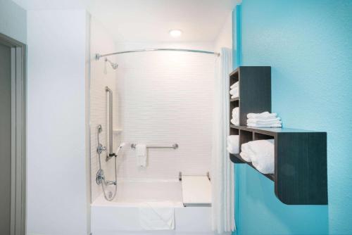 蒙哥马利La Quinta by Wyndham Montgomery的带浴缸和盥洗盆的淋浴浴室