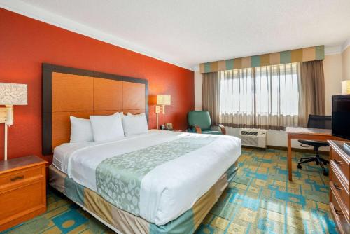 拉群塔西雅图西塔机场酒店&套房客房内的一张或多张床位