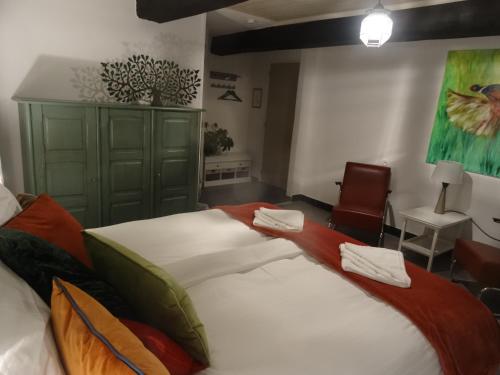 圣让-德蒙Auberge BonBeauJoli的一间卧室设有一张大床和一个绿色的橱柜