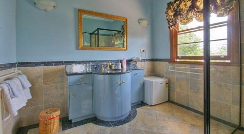 利斯莫尔Melville House Bed and Breakfast的一间带水槽和镜子的浴室