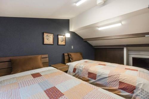 京都東山清水 友庵的一间客房内配有两张床的房间
