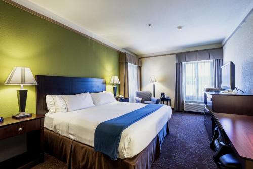 银城银城智选假日酒店的酒店客房设有一张大床和一台电视。