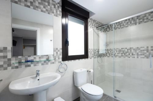 纳赫拉Pensión San Lorenzo 2的浴室配有卫生间、盥洗盆和淋浴。