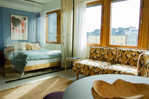 赫尔辛基Noli Sörnäinen的客房设有床、沙发和窗户。
