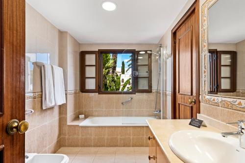 Macdonald Villacana Resort的一间浴室