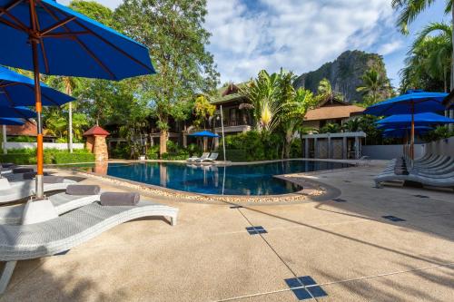 莱利海滩Railay Bay Resort & Spa的一个带躺椅和遮阳伞的游泳池