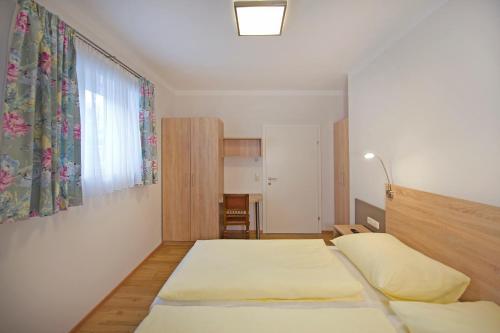 巴德加斯坦Appartementhaus Riepler的一间卧室设有两张床和窗户。