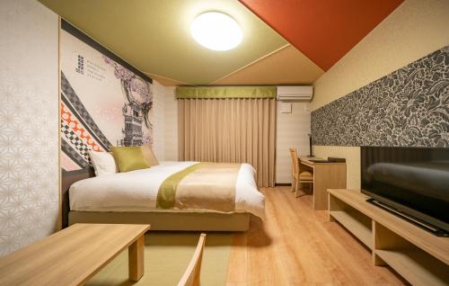 高山Residence Hotel Takayama Station的酒店客房,配有床和电视