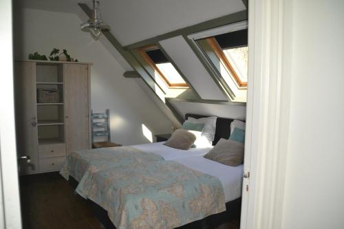 武尔登毛里茨霍维公寓的一间卧室设有一张床和一些窗户。