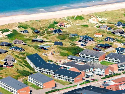 灵克宾8 person holiday home in Ringk bing的享有海滩上建筑的空中景致