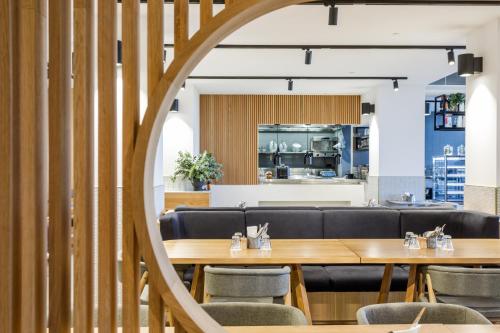 珀斯Quay Perth的用餐室配有木桌和椅子