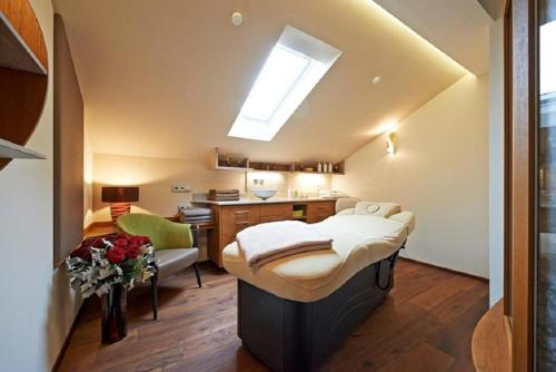 格拉芬维森Landhotel Buchbergerhof的客房配有一张床和一张书桌