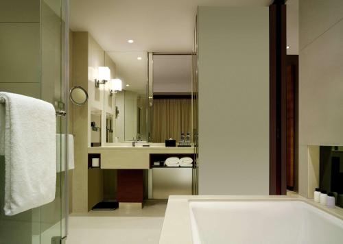 香港香港尖沙咀凯悦酒店的带浴缸和盥洗盆的浴室