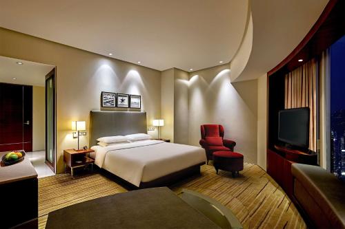 香港尖沙咀凯悦酒店客房内的一张或多张床位