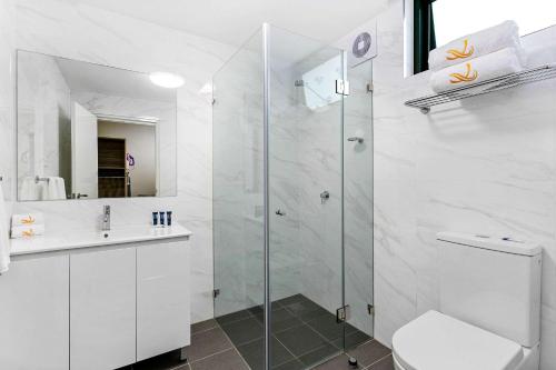 悉尼Quality Inn Sunshine Haberfield的带淋浴和卫生间的白色浴室