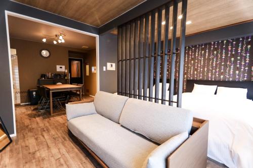 船桥市Chiba Nishi-funabashi Residence #MU1的客厅配有沙发和桌子