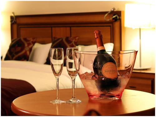 塔尔伯特港布兰科酒店的2杯葡萄酒和1瓶餐桌葡萄酒