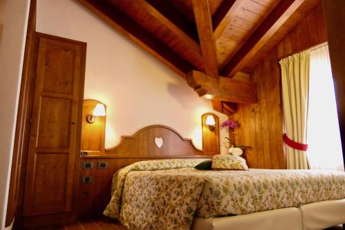 马库尼亚加梦幻酒店的一间卧室设有一张床和木制天花板