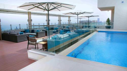 阿可贺巴Centro Corniche Al Khobar by Rotana的一座建筑的顶部,设有游泳池的酒店