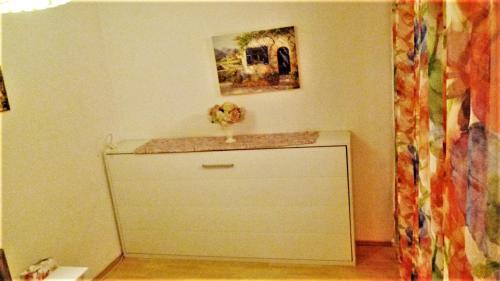 科隆CGN Apartments - Deutzer Bruecke的白色的橱柜,上面有花瓶