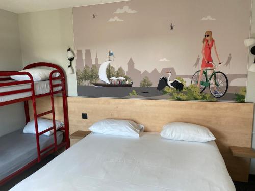 拉沙佩勒圣梅曼KYRIAD DIRECT Orleans - La Chapelle St Mesmin的一间卧室设有两张双层床,自行车上还挂着一个女孩的壁画