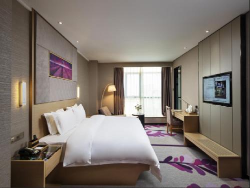 成都麗枫酒店·成都红牌楼地铁站店的酒店客房设有一张大床和一张书桌。